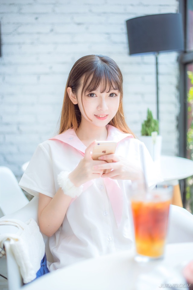 “孝直，几年不见，你跟那老狐狸学得一套还真管用。”城中的战斗已经接近尾声，零星的抵抗并不能为这已经倾倒的成都城带来任何变故，庞统和魏延找到了法正和张松，微笑道。